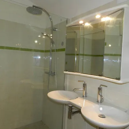 Appartement Le Lavandou, 3 Pieces, 4 Personnes - Fr-1-251-646
